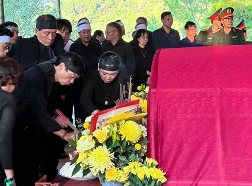 Phó giáo sư Đặng Bích Hà - Phu nhân Đại tướng Võ Nguyên Giáp an nghỉ tại Vũng Chùa - Đảo Yến