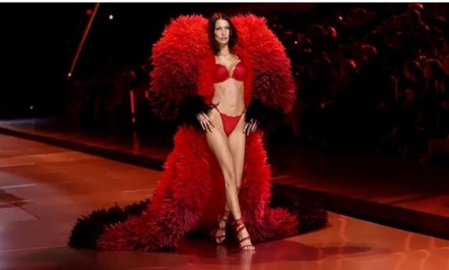 Siêu mẫu nào giàu nhất diễn trong Victoria s Secret Fashion Show 2024