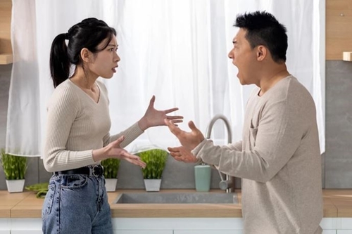 Bị chồng nghi ngờ ngoại tình, nỗi oan biết tỏ cùng ai