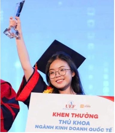 Thủ khoa đem điểm 10 về cho nội