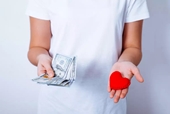 Người yêu mượn tiền của người yêu cũ