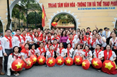 Thứ trưởng Lê Thị Thu Hằng thăm, động viên đoàn kiều bào tham gia diễu hành kỷ niệm Quốc khánh